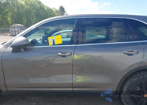 2016 Porsche Cayenne z USA, uszkodzony, nr VIN WP1AA2A24GLA10857